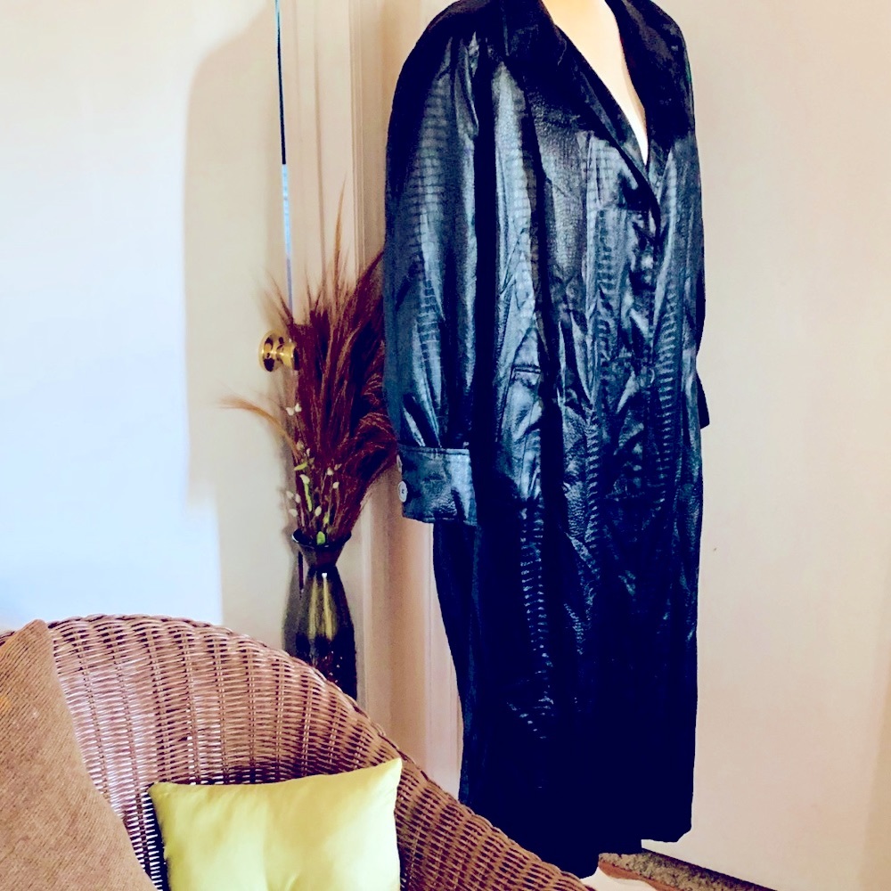 Vintage luxurious “Coat Collectibles’ Buttery Soft Roomy Coat collar up or down